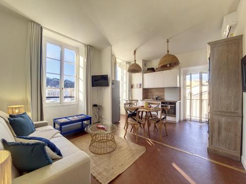 un salon avec un canapé et une table dans l'établissement Nestor&Jeeves - REVE BLEU - View Port - BALCONY, à Nice