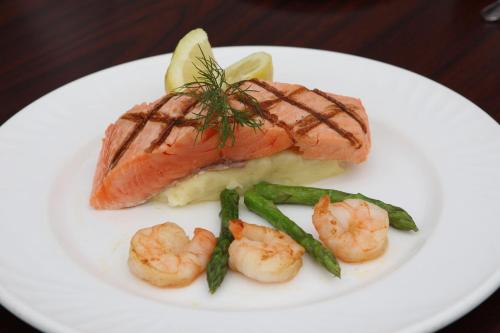 ホテルの敷地内または近くでの食事または食べ物