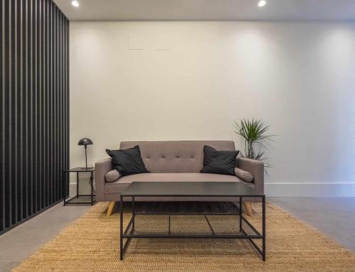 a living room with a couch and a table at AT Presidente Nº1 apartamento privado completo in Seville