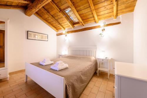 um quarto com uma cama com duas toalhas em Casa Vacanze Villa Lorella em Pontenure