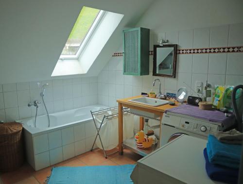 萊內斯塔特的住宿－Ferienwohnung Greiten，浴室配有盥洗盆和浴缸。