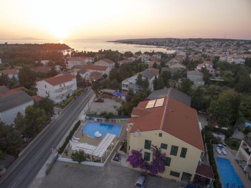 una vista aérea de una casa con piscina en Villa Ani en Novalja
