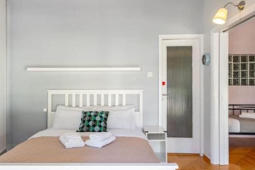 1 dormitorio con 1 cama con 2 toallas en Simplicity and Comfort: Apartment in Zografou, en Atenas