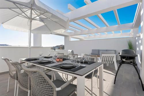 Luxury penthouse with beautiful rooftop at top location