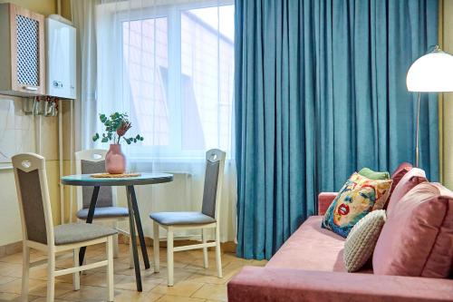 un soggiorno con divano, tavolo e finestra di Panoramic View Lux Apartment a Mukačevo