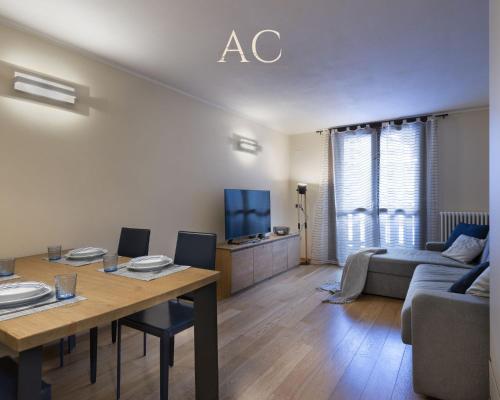 sala de estar con mesa y sofá en Appartamento Acquaseria 310, en Ponte di Legno