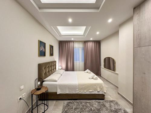 een slaapkamer met een bed en een tv. bij Contemporary & Spacious Renovated Apartment, DT Syntagma, /Touristic Area in Athene