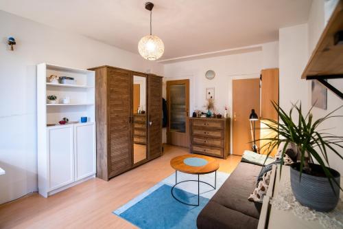 ein Wohnzimmer mit einem Sofa und einem Tisch in der Unterkunft Klidný a útulný byt in Prag
