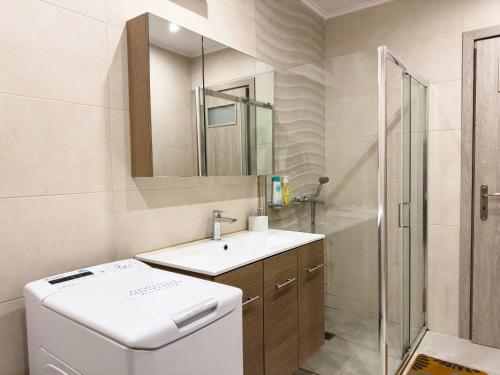 Contemporary & Spacious Renovated Apartment, DT Syntagma, /Touristic Area