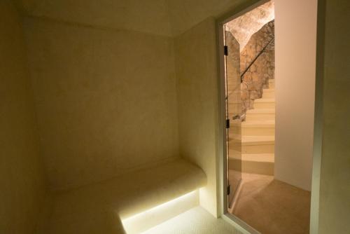 un couloir avec une porte en verre menant à un escalier dans l'établissement Superbe Penthouse 3 Chambres Hammam Terrasse - Saint Germain, à Paris