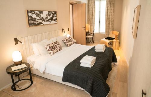 une chambre avec un grand lit blanc dans une pièce dans l'établissement Superbe Penthouse 3 Chambres Hammam Terrasse - Saint Germain, à Paris