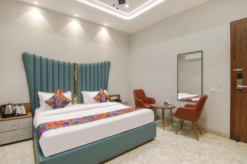Schlafzimmer mit einem Bett, einem Tisch und Stühlen in der Unterkunft FabHotel Prime Royal Court in Ludhiana