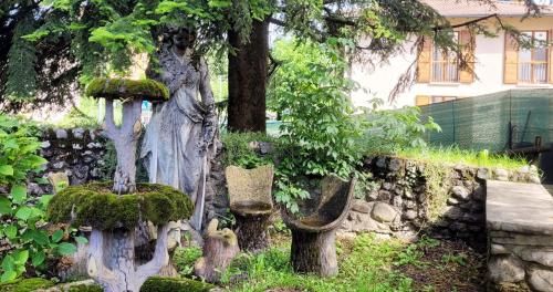 a garden with a bunch of trees and plants at Il Giardino delle Tre Veneri in Barzio