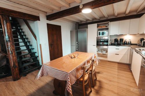 Η κουζίνα ή μικρή κουζίνα στο Le Grand Cerf 25 pers, Malmedy- Chalet rustique, jardin