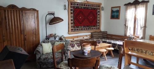 uma sala de estar com um sofá e um tapete na parede em Golemi kamik Pirot em Pirot