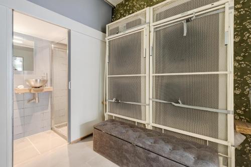 Vonios kambarys apgyvendinimo įstaigoje Beautiful apartment in vibrant Utrecht City Center