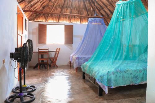 ein Zimmer mit 2 Betten und einer Kamera darin in der Unterkunft Las Palmas in Bacalar