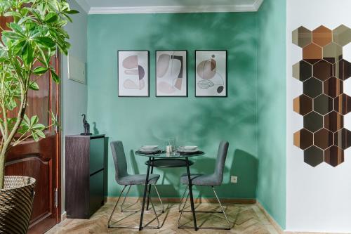 a dining room with green walls and a table and chairs at YourPlace Rabat Agdal 1 - Cozy Residence in Rabat