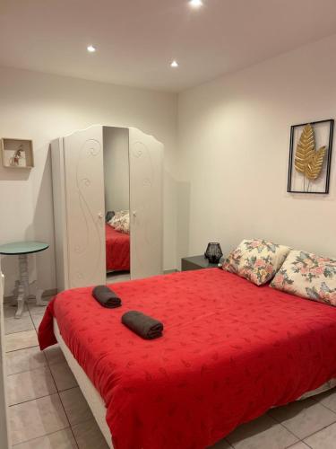 Ένα ή περισσότερα κρεβάτια σε δωμάτιο στο loc en montagne