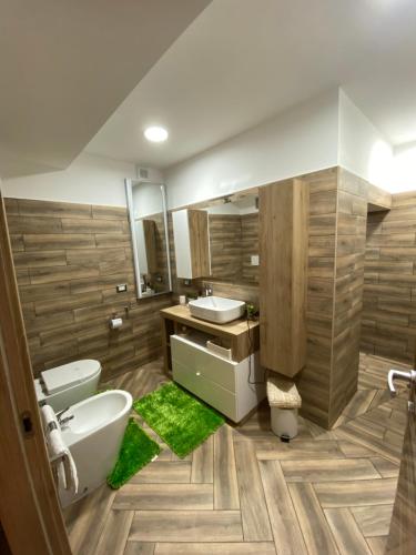 een badkamer met een wastafel, een toilet en een bad bij èlite family in Rocca Priora