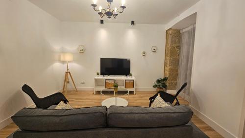 Μια τηλεόραση ή/και κέντρο ψυχαγωγίας στο Apartamentos en el centro - Plaza de Amboage - WIFI