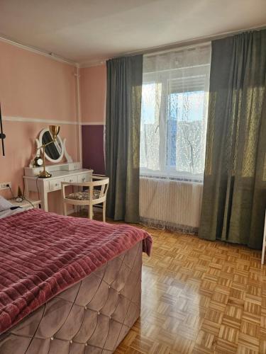 een slaapkamer met een bed, een bureau en een raam bij ABA2 in Zagreb