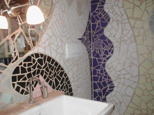 Antico-Borgo-Le-Torricelle-Grosses-Haus في Piandimeleto: حمام مع مغسلة وجدار فسيفسائي