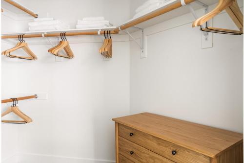 a room with a wooden shelf and a wooden dresser at Redwood City 1BR w Gym WD next to Caltrain SFO-1046 in Redwood City