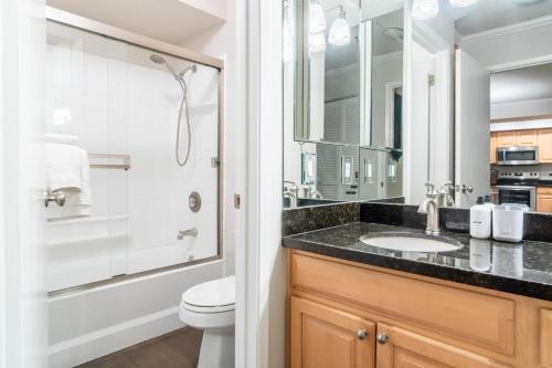 Koupelna v ubytování Walnut Creek 1br w pool ac nr shops SFO-1559