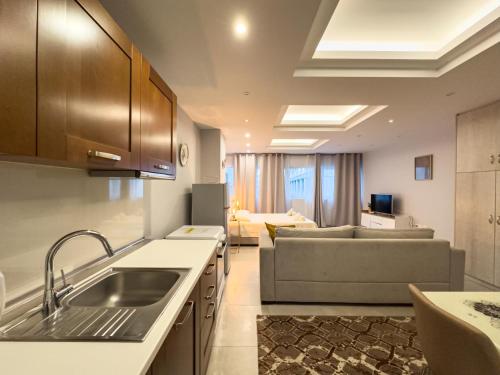O bucătărie sau chicinetă la Glamorous & Spacious Renovated Apartment, Syntagma, DT Athens