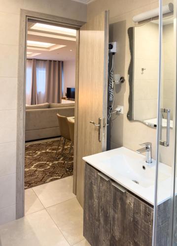Glamorous & Spacious Renovated Apartment, Syntagma, DT Athens
