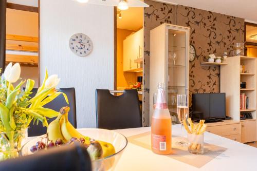 - une table avec des bananes et un bol de fruits dans l'établissement Ferienpark - Haus O, App 0O0404, à Heiligenhafen