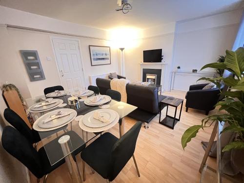 een woonkamer met een tafel en stoelen bij Glazebrook in Londen