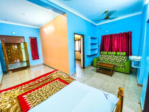 ein Schlafzimmer mit einem Bett und einem Sofa in einem Zimmer in der Unterkunft Royal Castle Residency in Puducherry