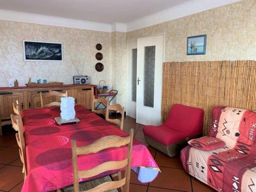 un salon avec une table et un canapé dans l'établissement Saint Georges de Didonne - MAISON SPACIEUSE proche CENTRE VILLE et PLAGE, à Saint-Georges-de-Didonne