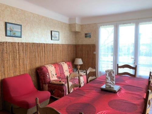 un salon avec une table et un canapé dans l'établissement Saint Georges de Didonne - MAISON SPACIEUSE proche CENTRE VILLE et PLAGE, à Saint-Georges-de-Didonne