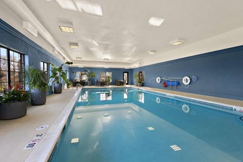 a large swimming pool in a large room with at Hampton Inn & Suites Petoskey in Petoskey