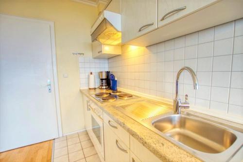 een keuken met een wastafel en een aanrecht bij Haus Bellevue Großenbrode, App 7BEL15 in Großenbrode