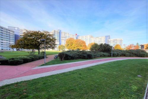 uma passarela num parque com edifícios ao fundo em Ferienpark - Haus Q, App 0QEG03 em Heiligenhafen
