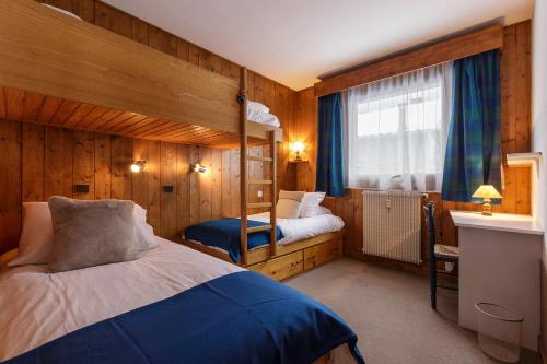 - une chambre avec un lit et des lits superposés dans l'établissement Sunny Nest - View Of MB Montroc - Happy Rentals, à Chamonix-Mont-Blanc
