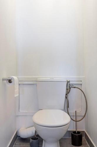 une salle de bain avec des toilettes blanches et une douche dans l'établissement appart spacieux près de Paris, à Sartrouville