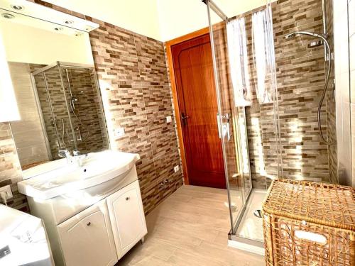 W łazience znajduje się umywalka i prysznic. w obiekcie Casa Vacanza Sergio e Carla w mieście Gioiella