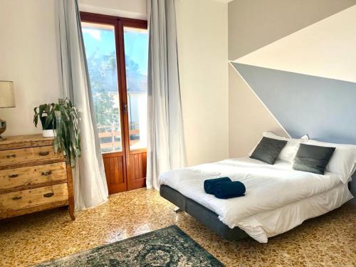 sypialnia z łóżkiem i dużym oknem w obiekcie Casa Vacanza Sergio e Carla w mieście Gioiella