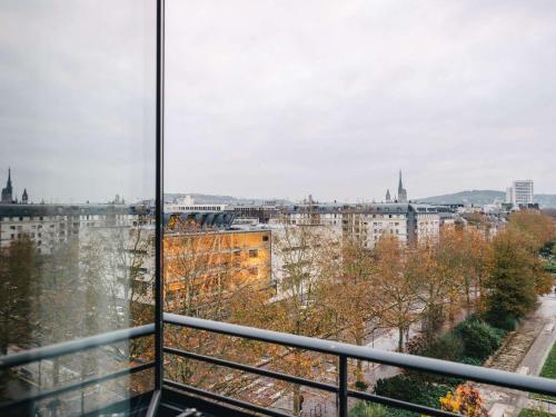 uma vista para a cidade a partir de uma varanda em ibis Rouen Centre Rive Droite Pasteur em Rouen