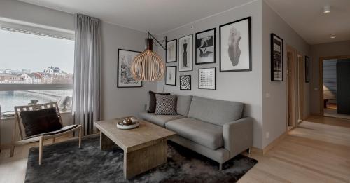 a living room with a couch and a table at Slottsholmen Hotell och Restaurang in Västervik