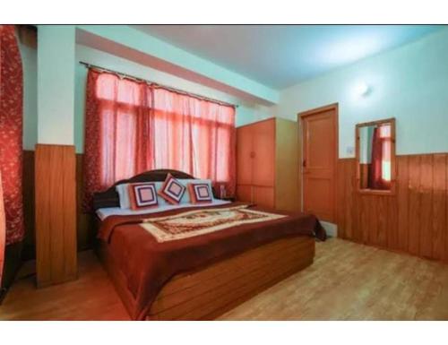 1 dormitorio con 1 cama y ventana roja en Chandel Home Stay , Shimla, en Shimla