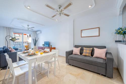 797 HOLIDAY RENTALS- Renovado piso en el paseo maritimo fuengirola
