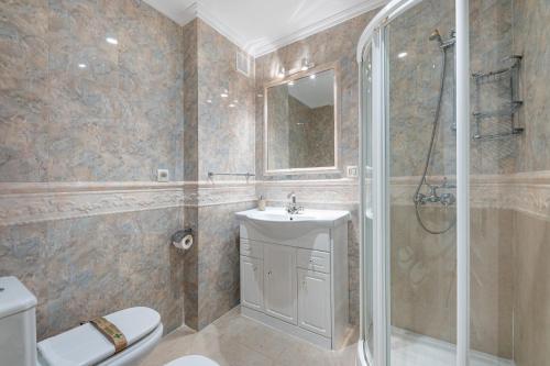 797 HOLIDAY RENTALS- Renovado piso en el paseo maritimo fuengirola