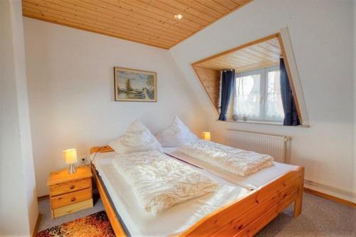 Säng eller sängar i ett rum på Haus Hansaweg 2, App 6HWG02