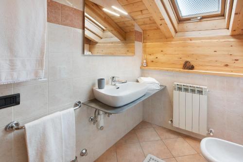 y baño con lavabo y espejo. en Chalet Primula 14 en Santa Caterina Valfurva